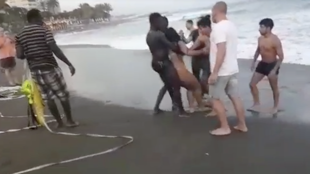 Dos vendedores del «top-manta» rescatan a una menor que se ahogaba en una playa de Marbella