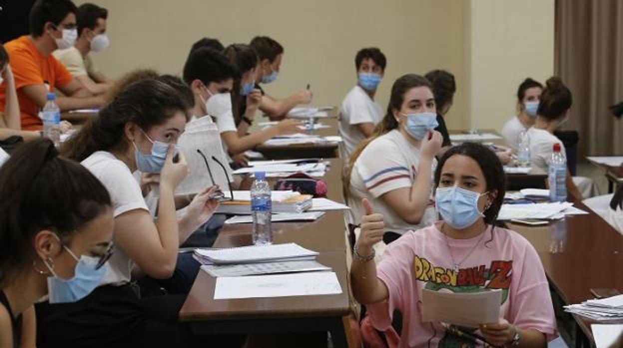 Estudiantes durante la prueba de acceso a la universidad