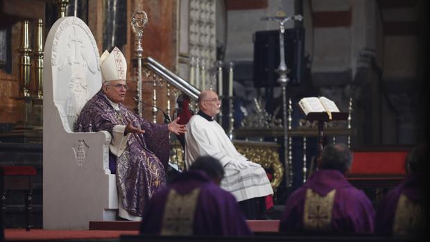 El obispo de Córdoba lamenta que se «silencie a Dios» al honrar a las víctimas cuando casi todos son creyentes