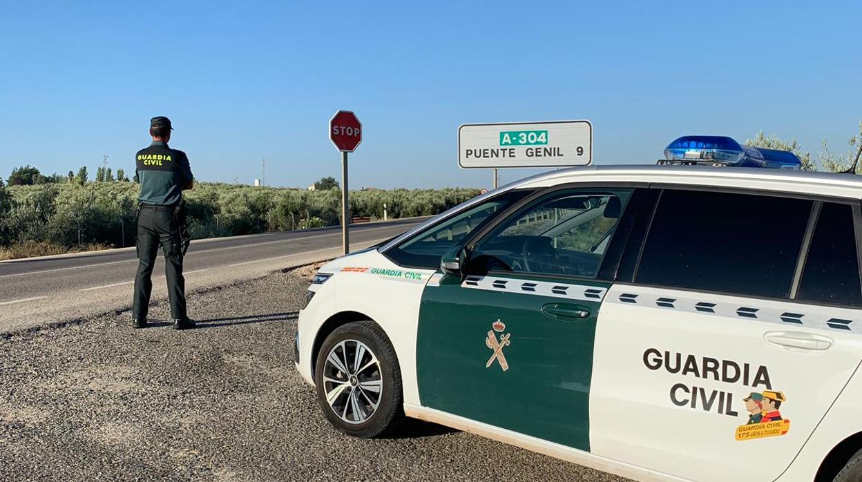 Un agente de la Guardia Civil en Puente Genil