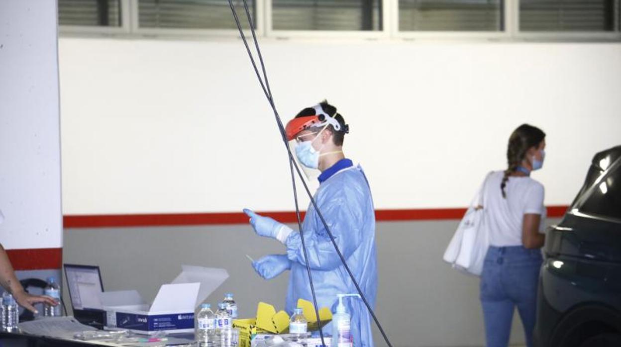 Toma de muestras para la realización de pruebas PCR en el centro Carlos Castilla del Pino, el pasado 18 de julio