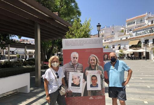 Los padres de Paco Molina, desaparecido en Córdoba hace cinco años, estuvieron apoyando la exposición