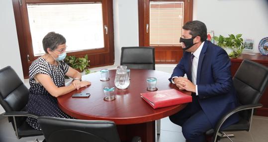 Imagen de la reunión de la ministra de Exteriores con Fabian Picardo