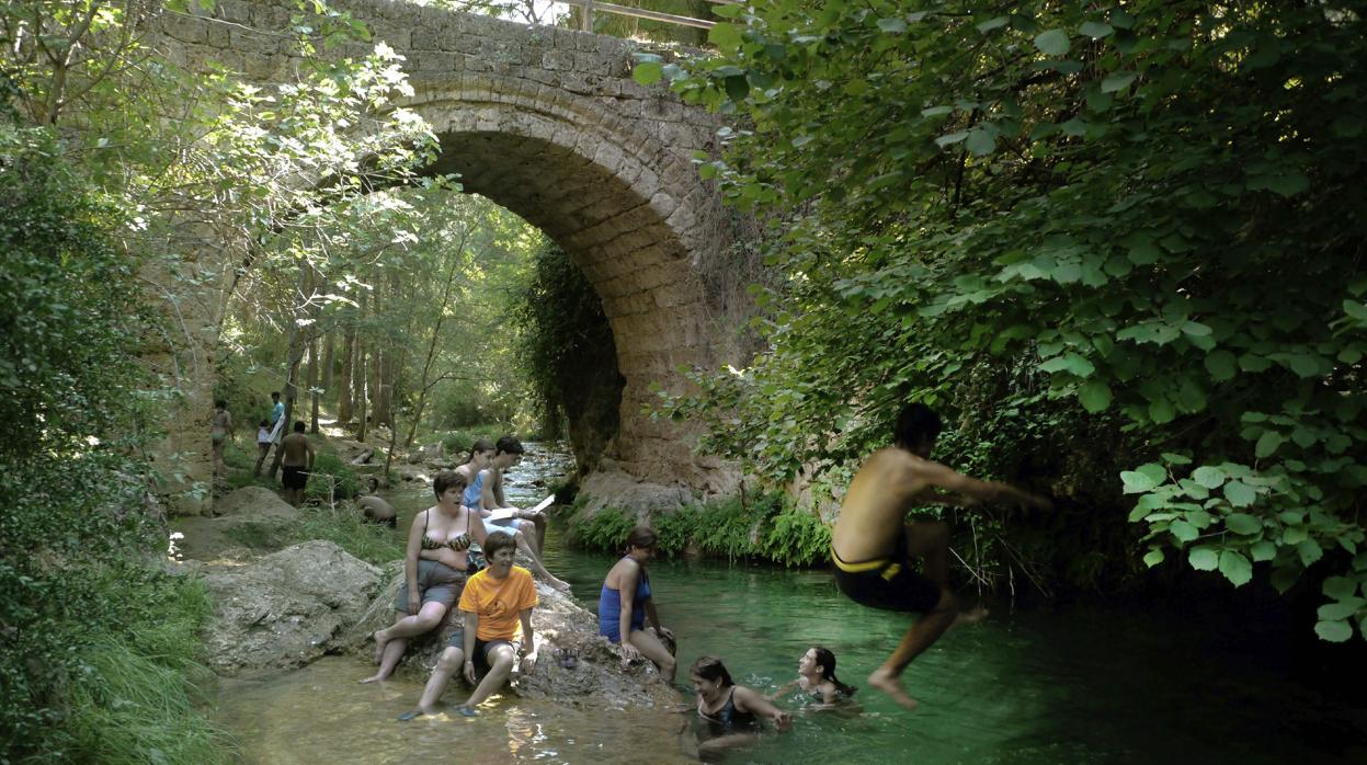 Una familia se baña en el Puente de las Herrerías, en Cazorla