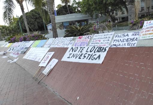 Pancartas y panfletos colocados por los denunciados