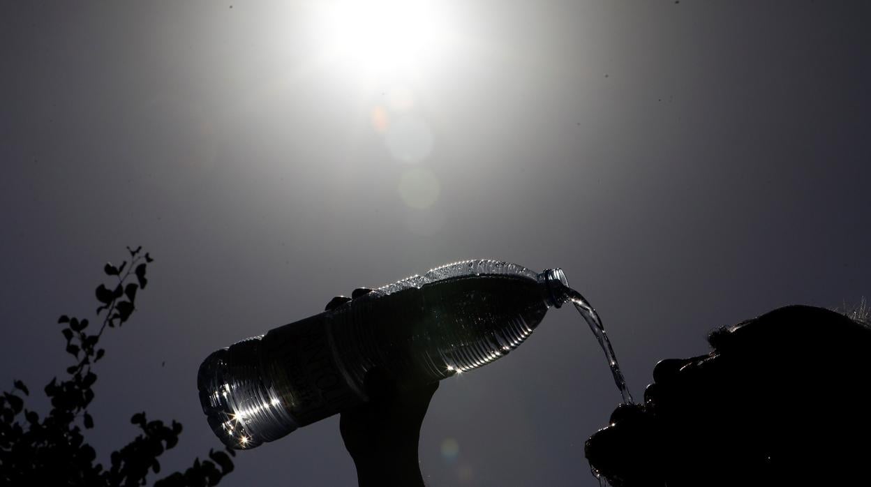 Un hombre se refresca este lunes con agua de las alta temperaturas sufridas en Córdoba