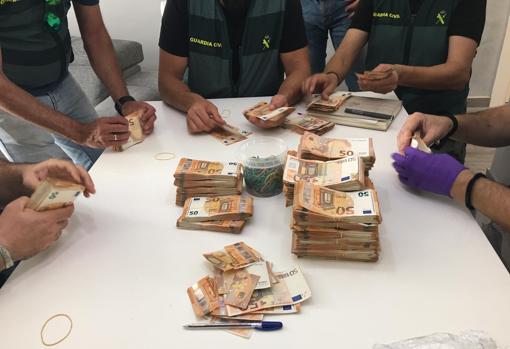 Agentes cuentan el dinero intervenido en esta operación