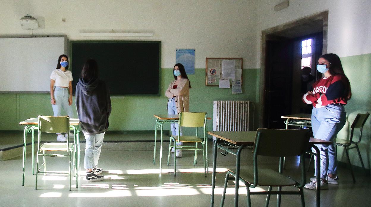 Alumnas con mascarillas en un instituto Miguel Muñiz