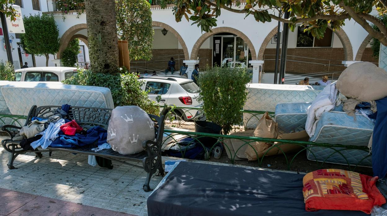 Enseres y colchones de los trabajadores inmigrantes concentrados ante el Ayuntamiento