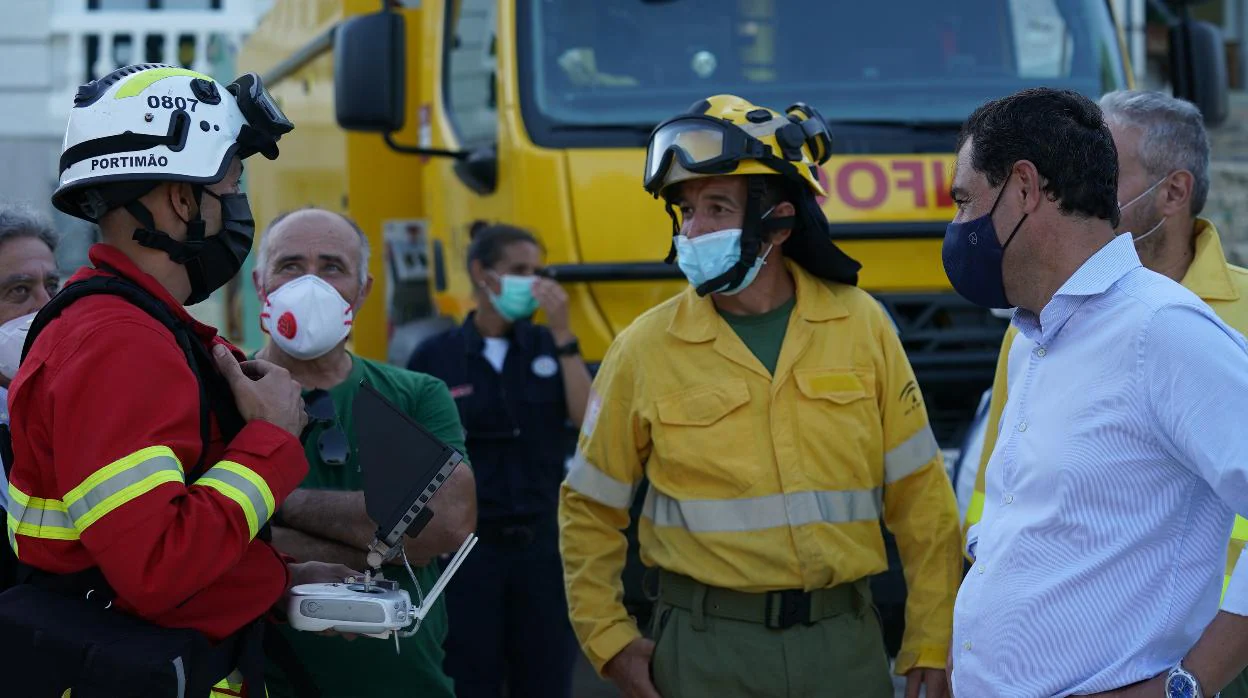 El presidente de la Junta conversa con bomberos de Portimao y el Infoca en Doñana