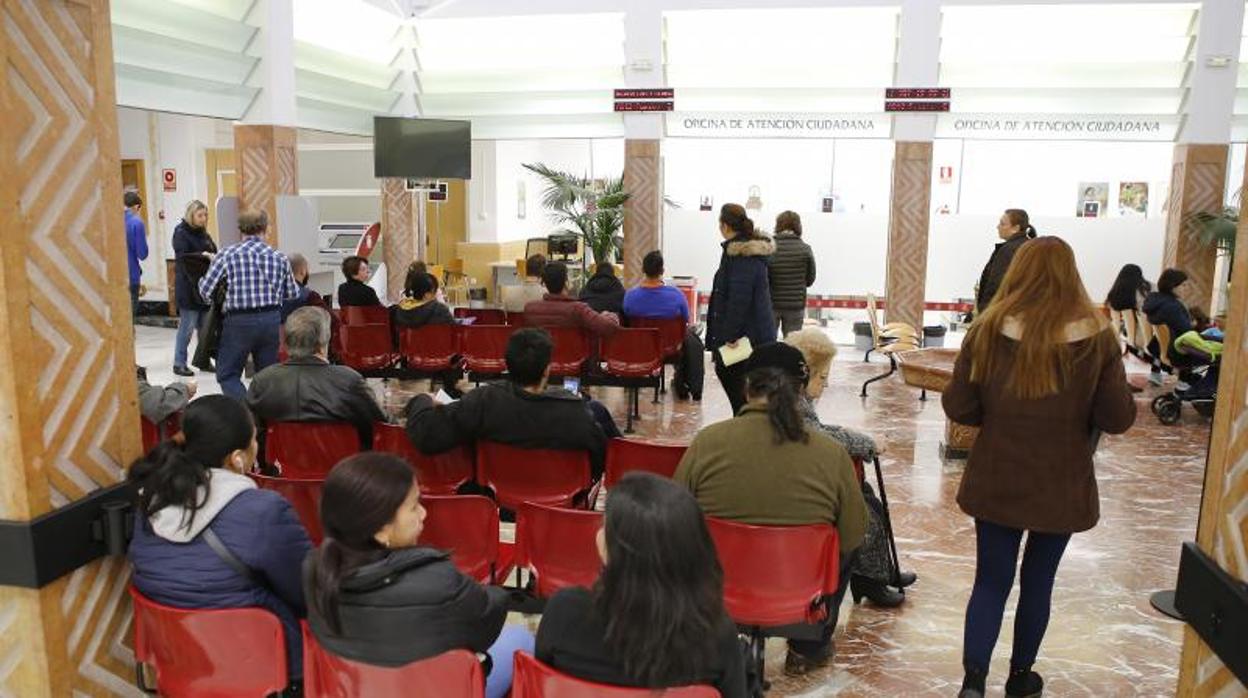 Usuarios en la Oficina de Atención al Ciudadano del Ayuntamiento, en una imagen de archivo