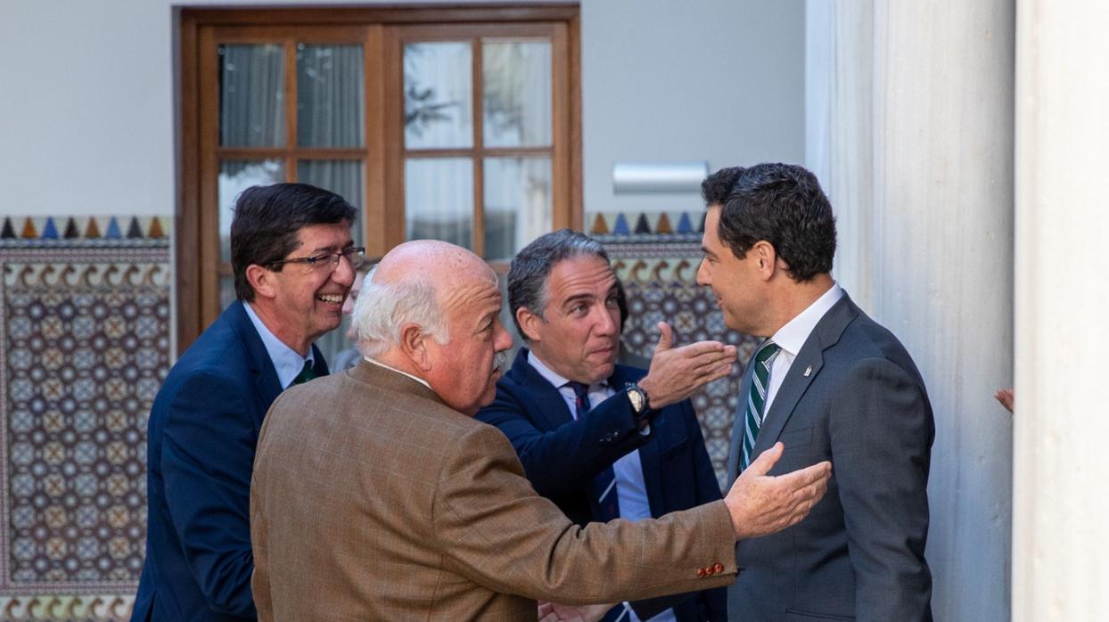 Juanma Moreno rodeado de Marín, Aguirre y Bendodo en el Parlamento