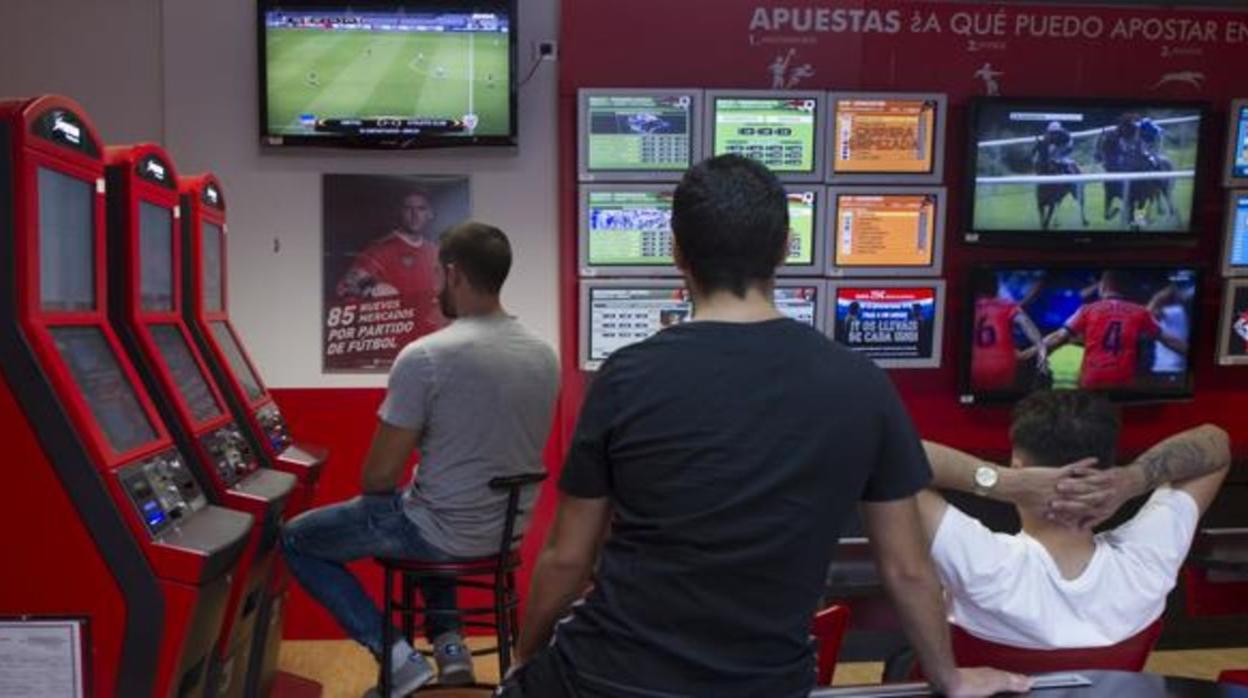 Un grupo de jugadores en un salón de apuestas