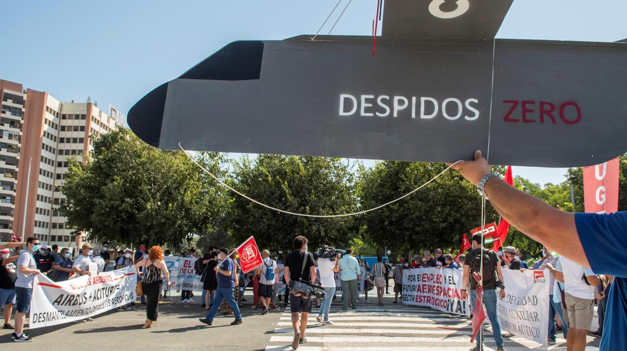 Un trabajador de la factoría de Airbus de Tablada en Sevilla protesta con una maqueta de cartón