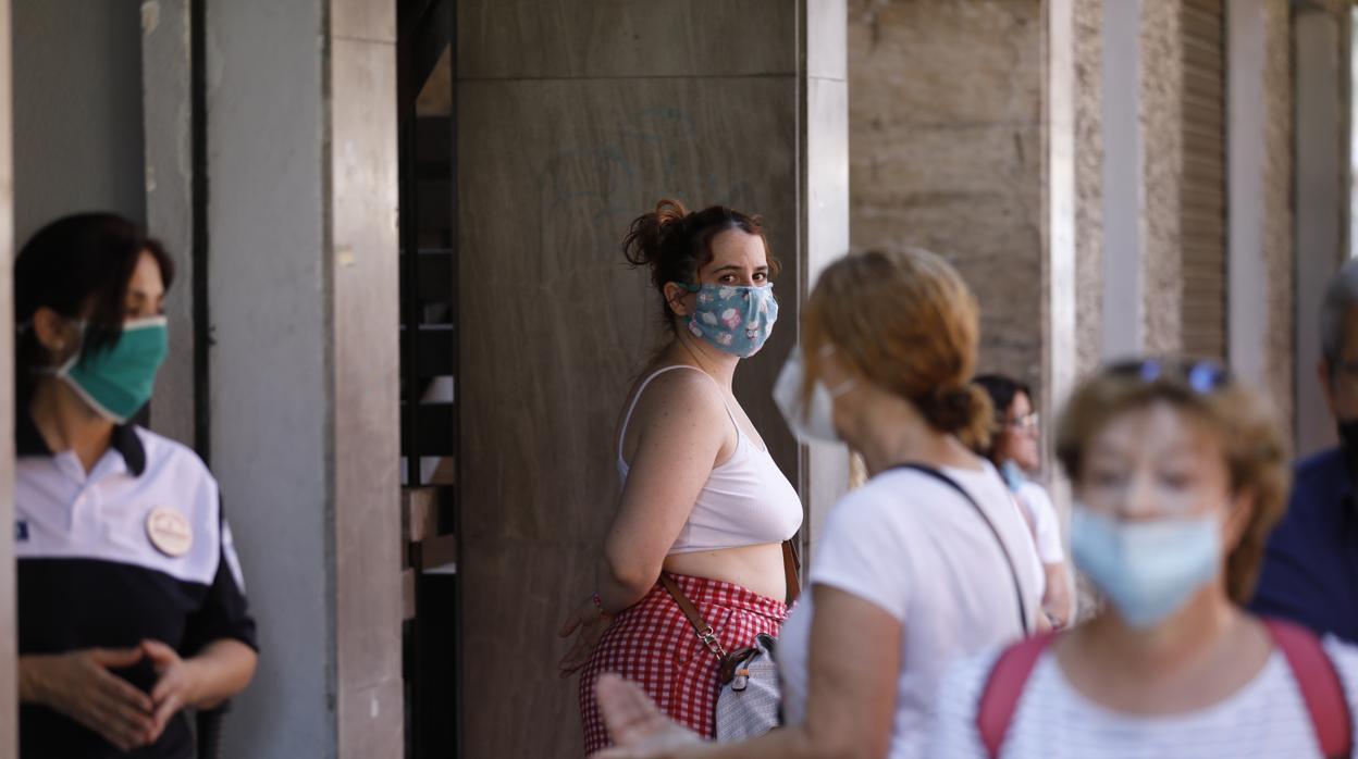 Imagen de la capital cordobesa donde los ciudadanos cumplen con su obligación de llevar mascarillas