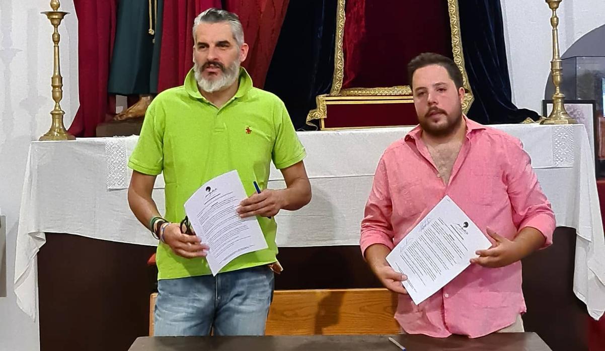 Momento de la firma entre Manuel Luque Bonillo y el hermano mayor de la Salud de Puerta Nueva