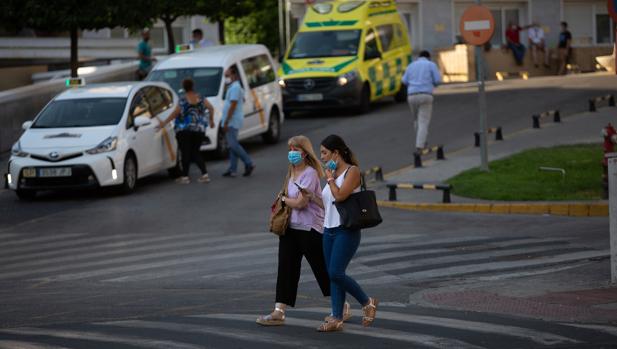 Andalucía alcanza los 60 hospitalizados con coronavirus, 15 más que el sábado pasado