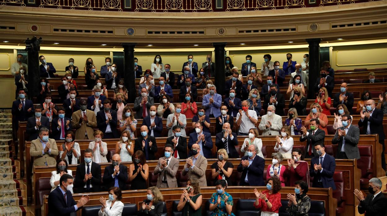 Pedro Sánchez, aplaudido por la bancada socialista en el Congreso