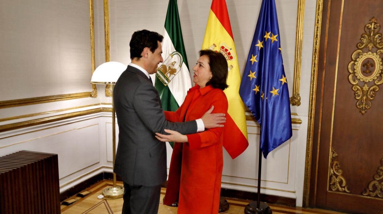 Juanma Moreno, presidente de la Junta, con Sandra García, delegada del Gobierno central en Andalucía