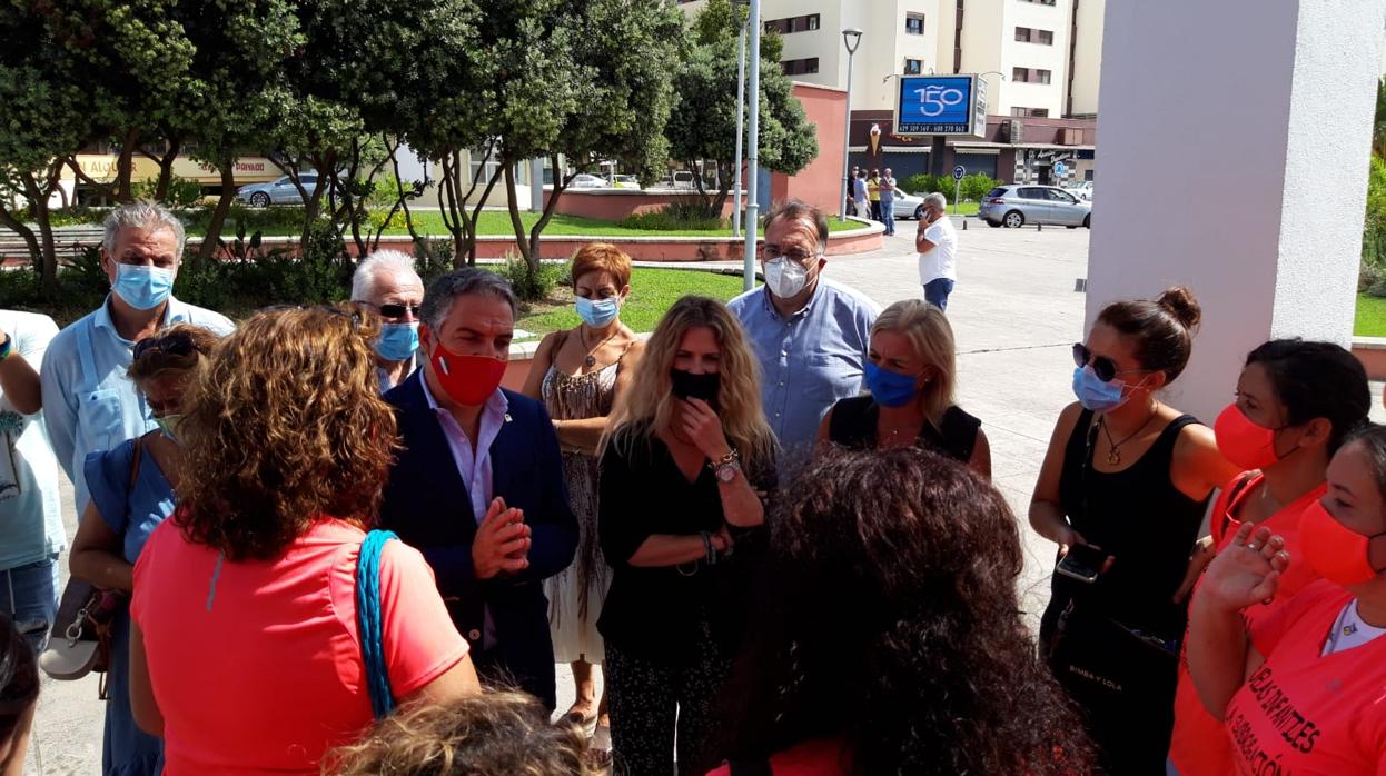 Elías Bendodo conversa con trabajadoras de las Escuelas Infantiles a su llegada a La Línea