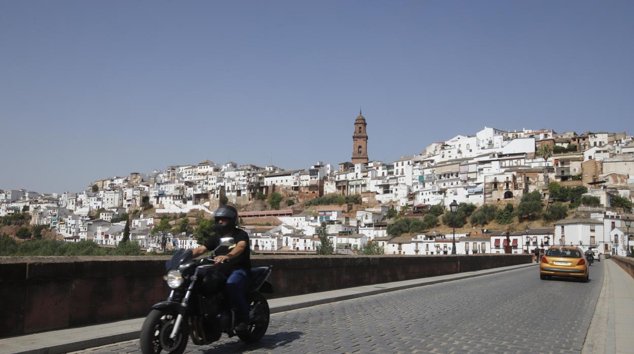 Un motorista en el puente de la localidad