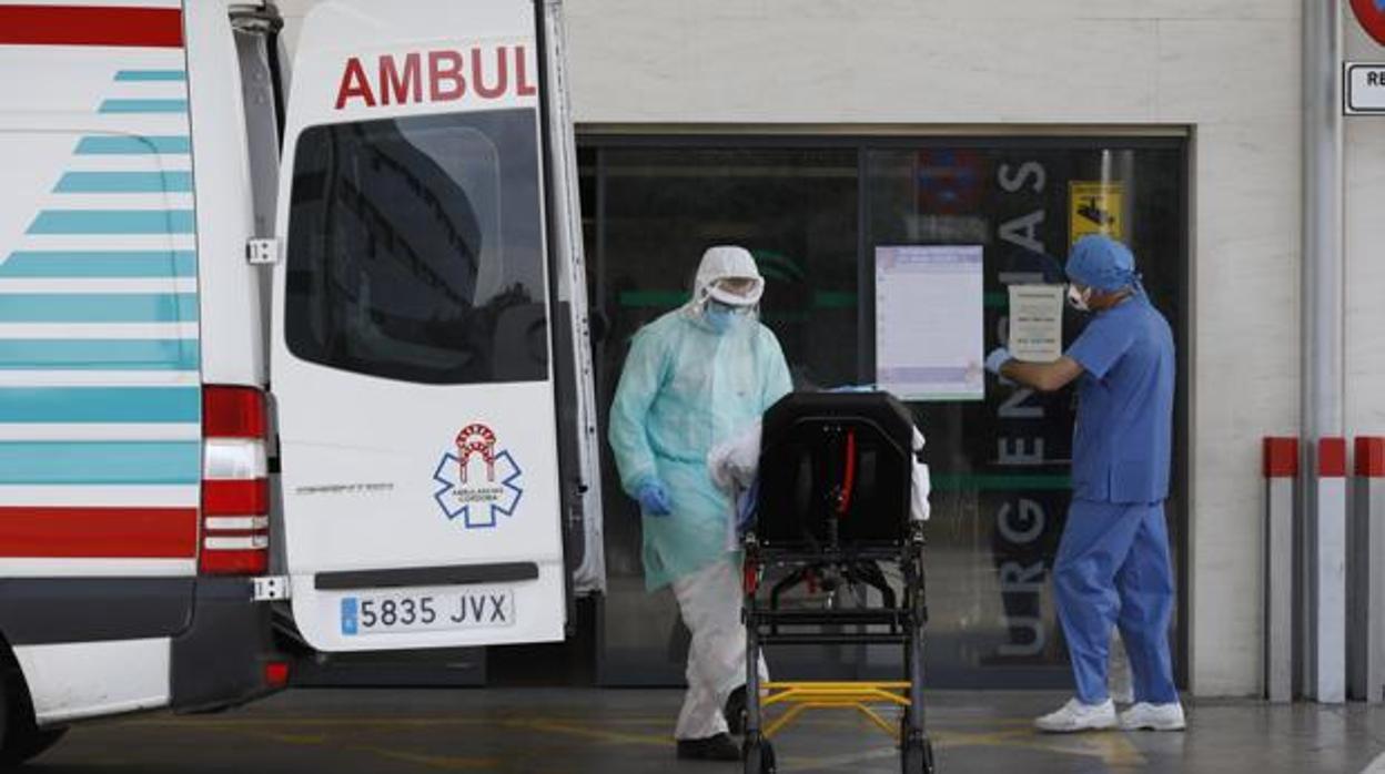 Ambulancia a la puerta de un centro sanitario de Córdoba