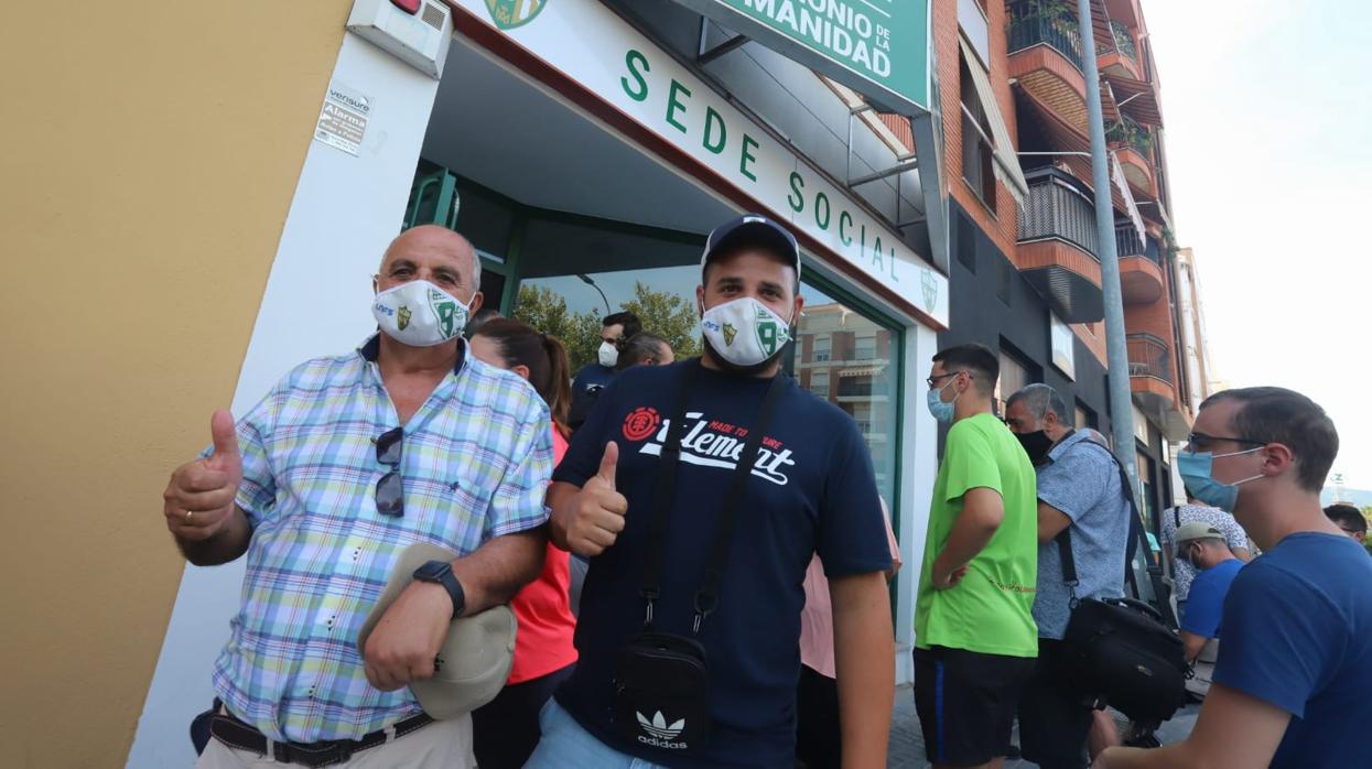 Dos socios del Córdoba Patrimonio ante la sede social del club