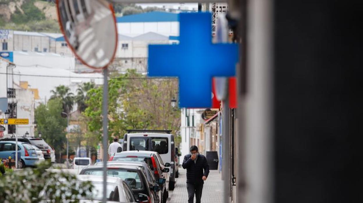 Un cecino transita por una calle de Rute durante la pandemia