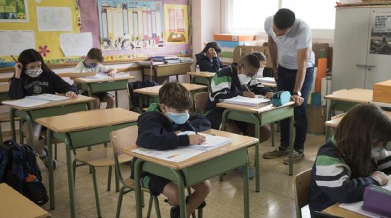 Alumnos durante clase en una imagen de archivo