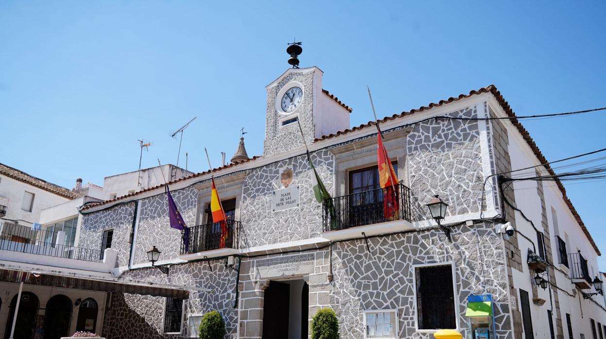 Banderas a media asta en el Ayuntamiento de Pedroche