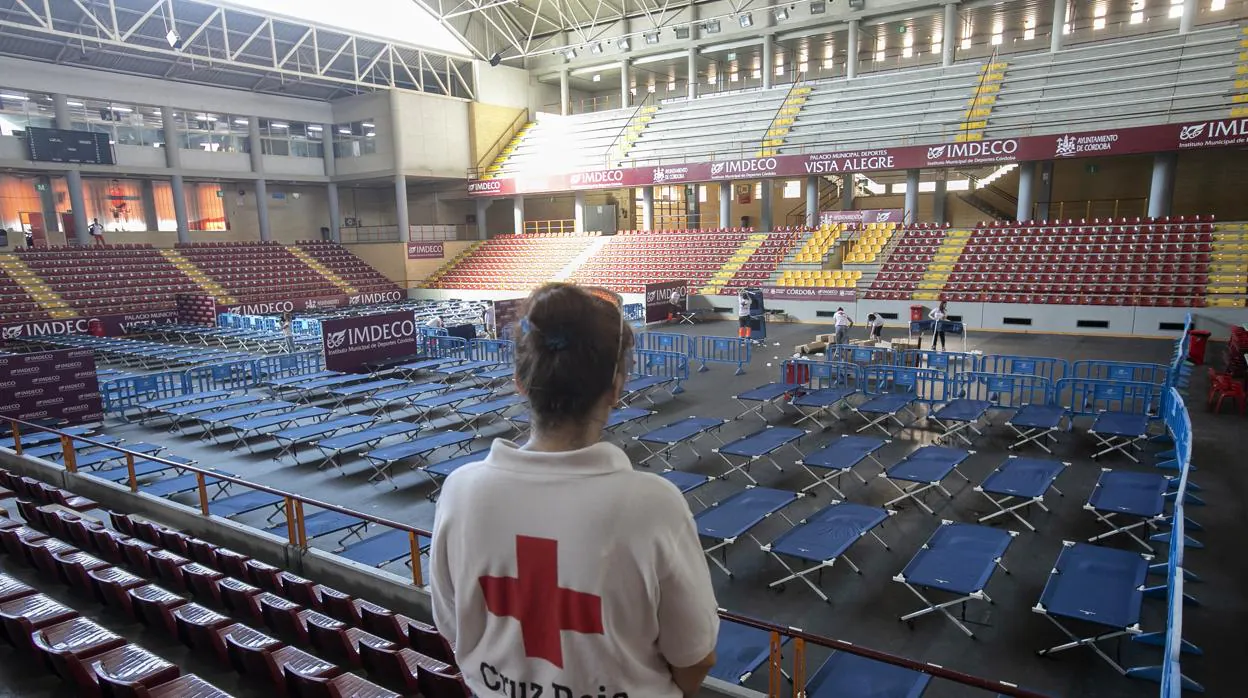 Una empleada de Cruz Roja frente a las instalaciones del Polideportivo Vistalegre