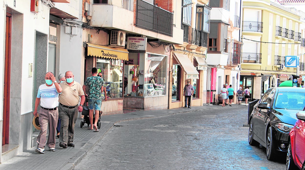 Ciudadanos en una calle de MOntilla durante el día de ayer