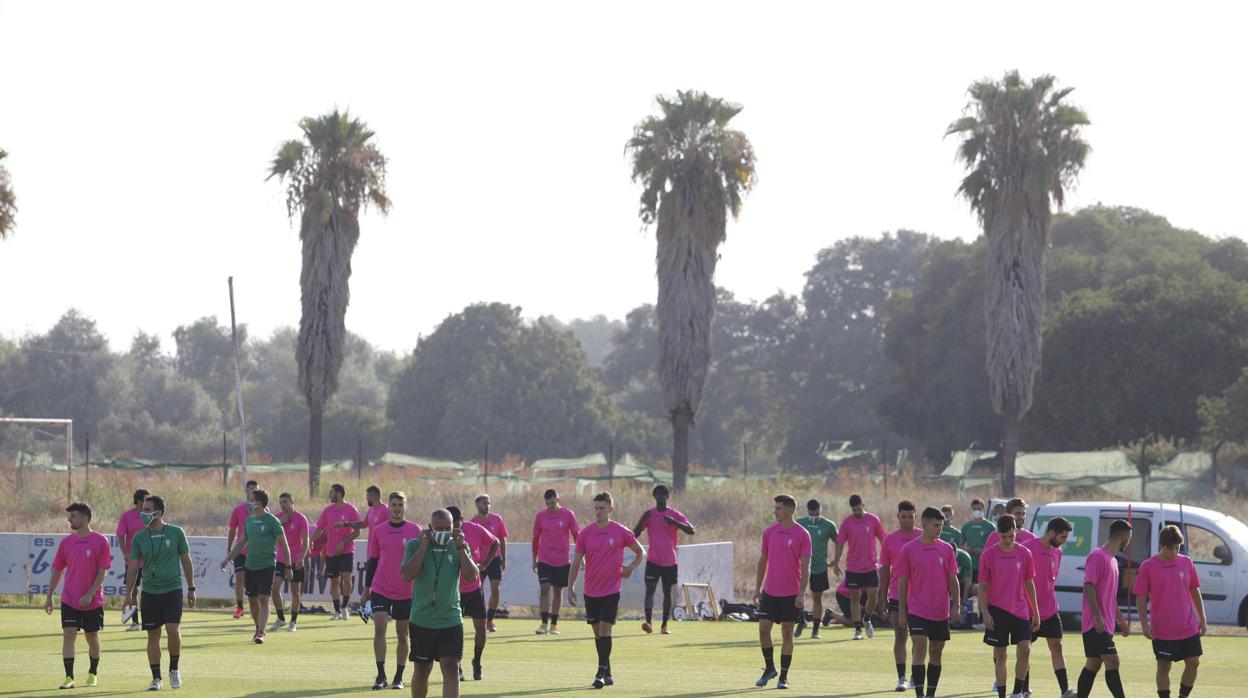 Jugadores y cuerpo técnico durante la primera sesión de entrenamientos