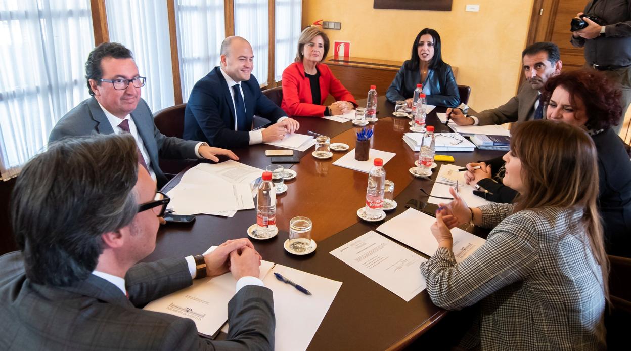 Miembros de la Mesa del Parlamento andaluz en una reunión dentro de la Cámara