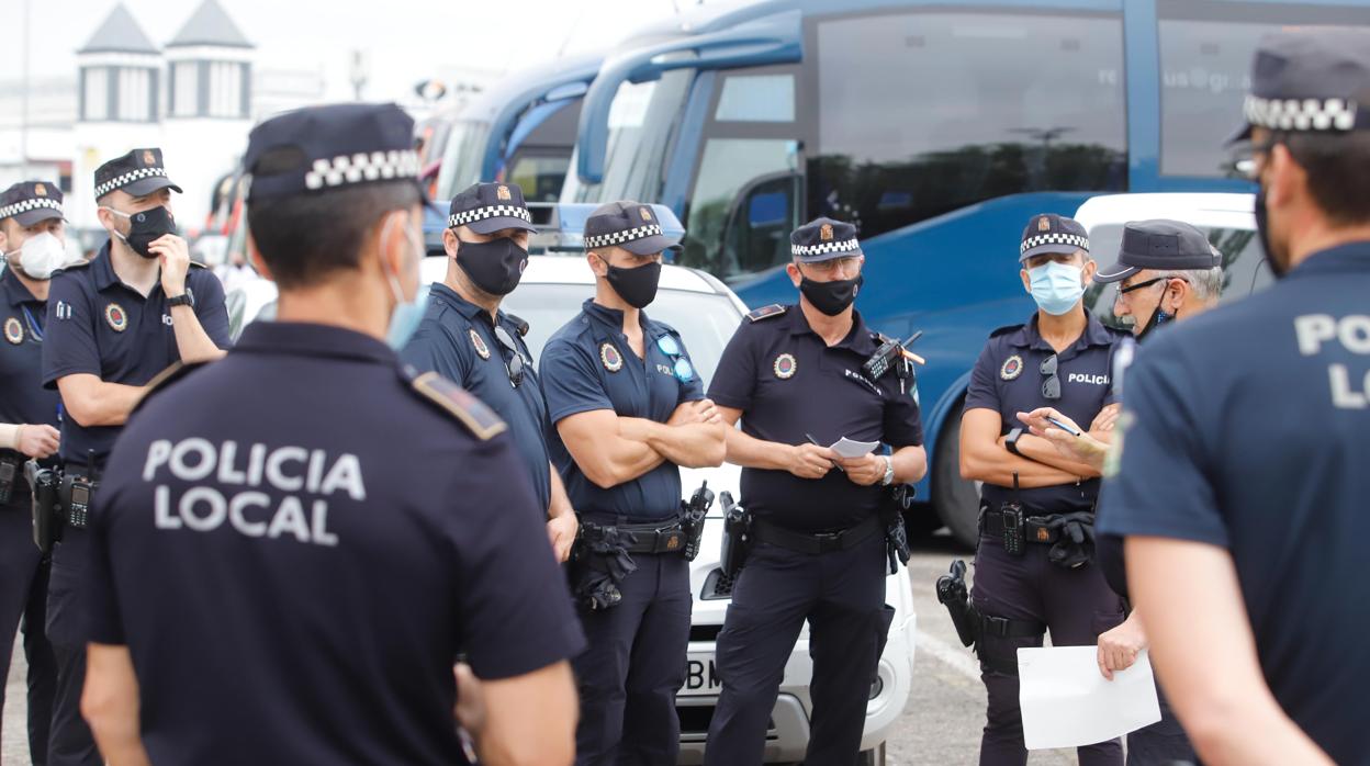 Un grupo de agentes de Policía Local ataviados con mascarillas