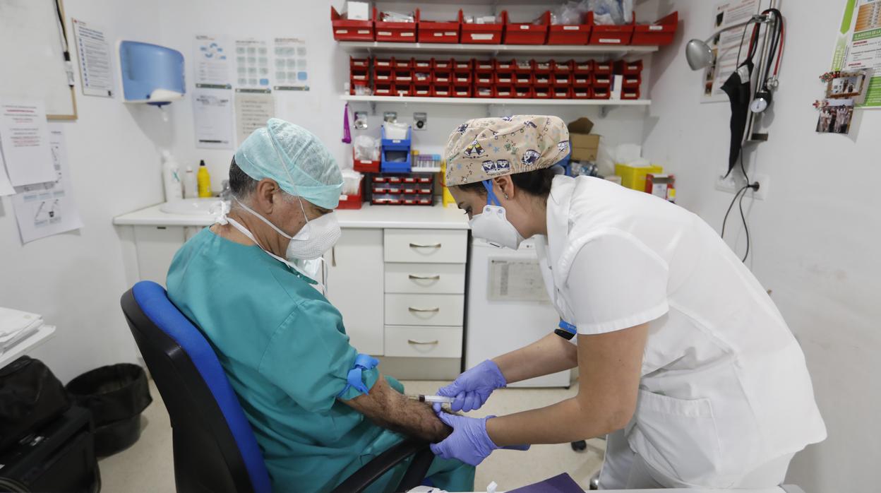 Una sanitaria hace pruebas a un paciente