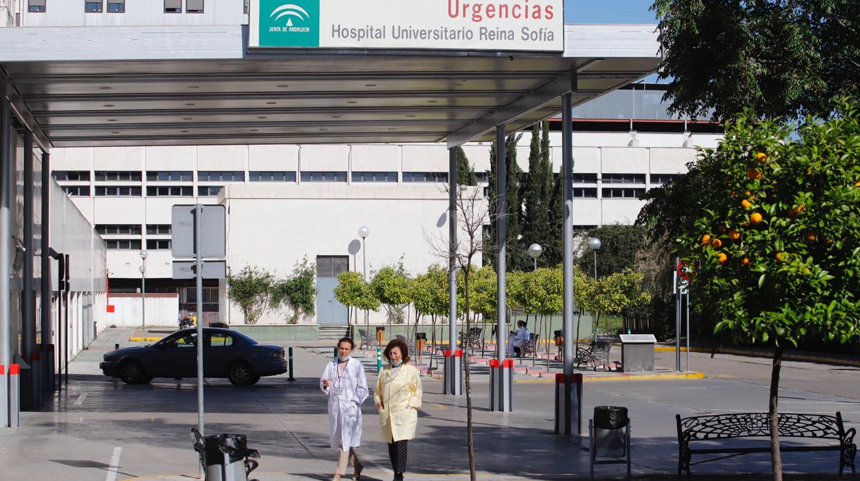 Puerta de acceso de Urgencia del hospital Reina Sofía de Córdoba