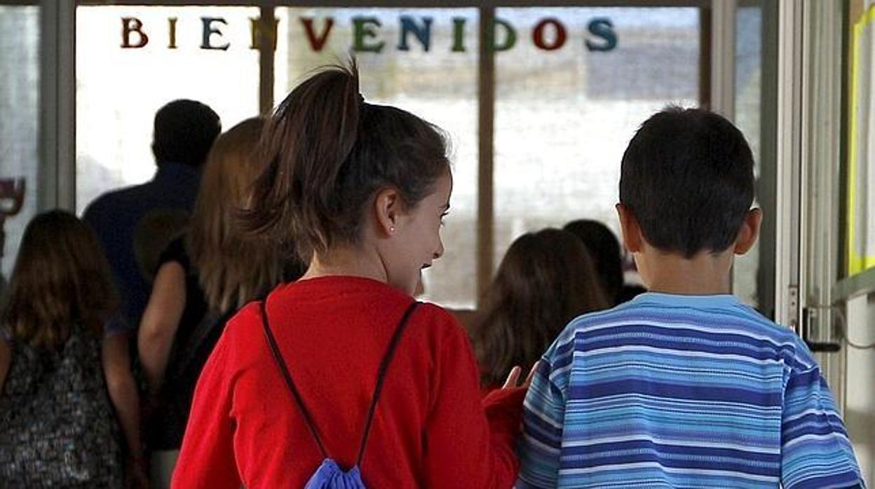 Alumnos entrando en clase en una imagen de archivo