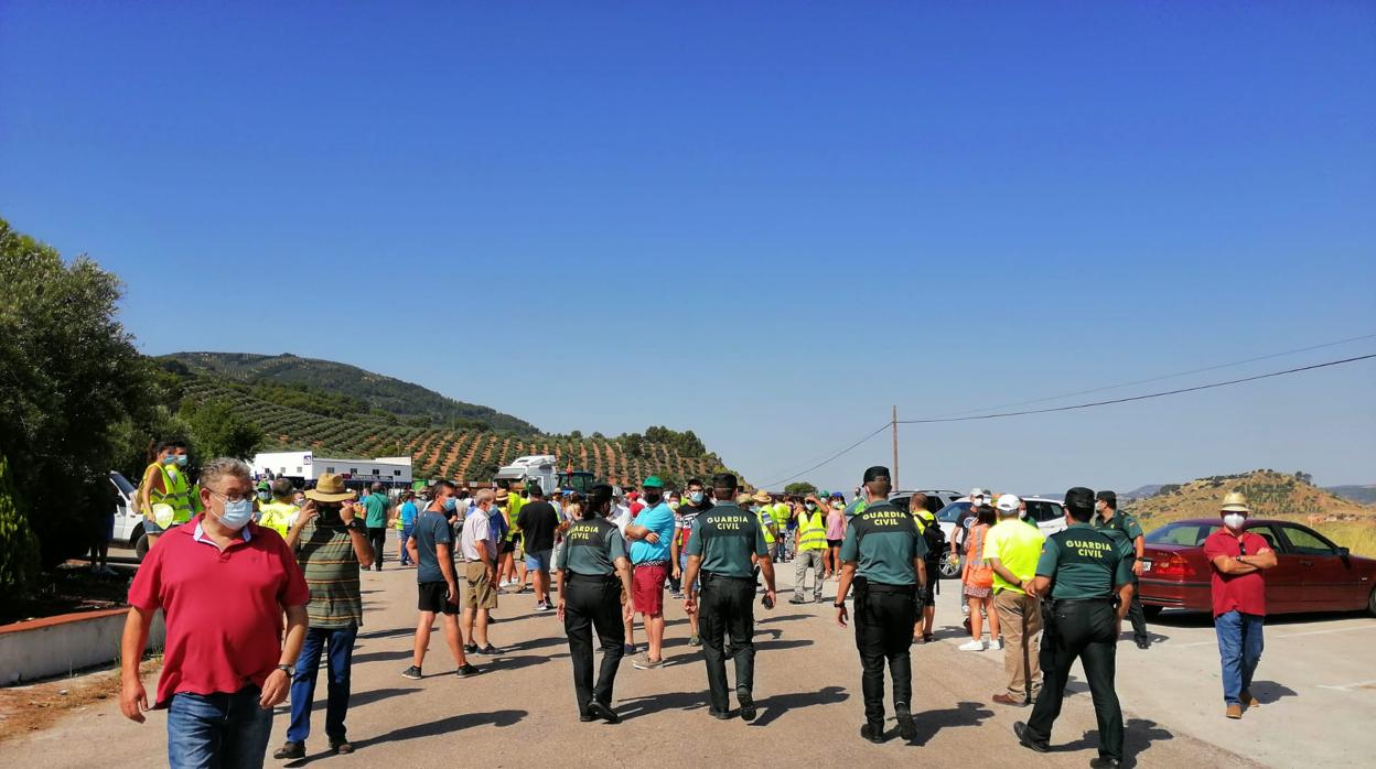 Agentes de la Guardia Civil vigilan la concentración de los olivareros