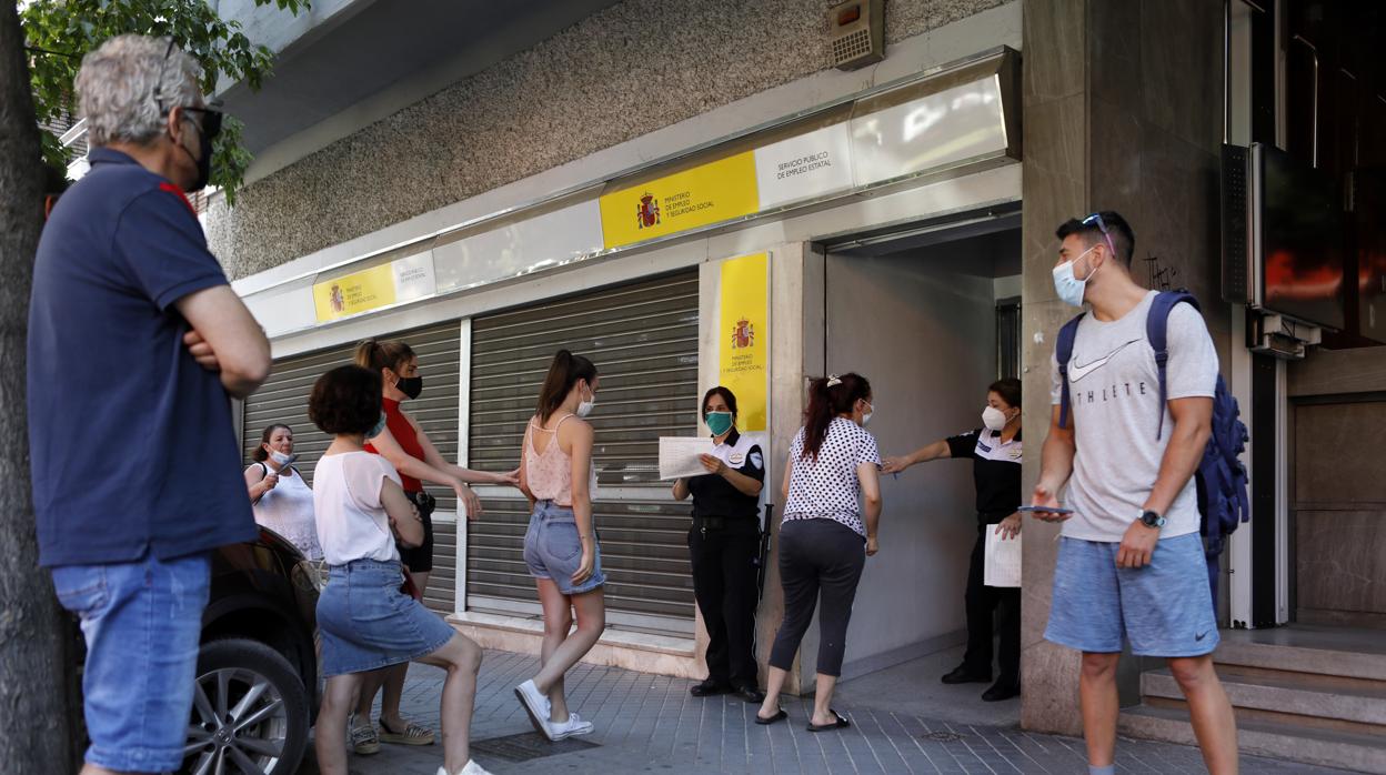 Oficina de empleo con medidas de seguridad anti Covid-19