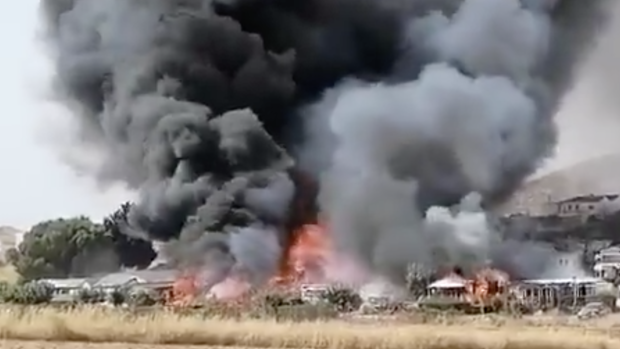 Espectacular y peligroso incendio en un camping de un pueblo del interior de Málaga