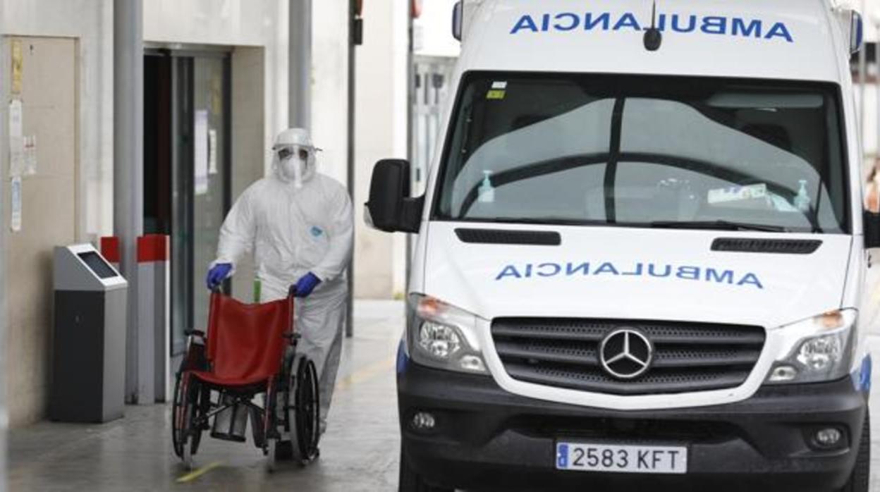 Una ambulancia en la puerta de un centro hospitalario de Córdoba