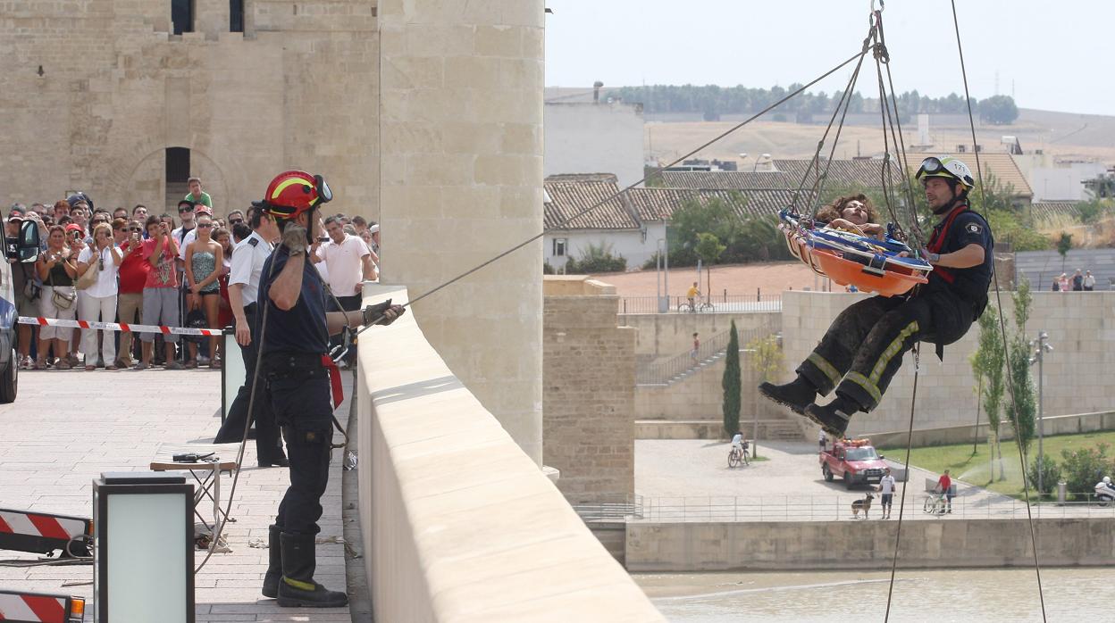 Imagen de archivo del rescate de una mujer en el río Guadalquivir junto al Puente Romano