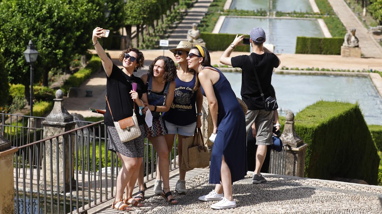 Varias mujeres se hacen una autofoto en el Alcázar de los Reyes Cristianos de Córdoba