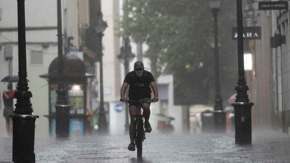 La lluvia provoca inundaciones en Miralbaida y el corte del puente de Carlos III