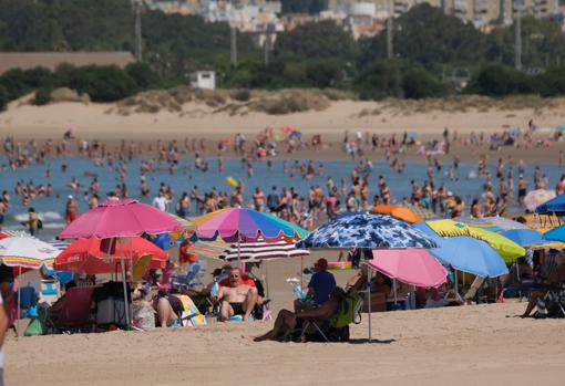 Imagen de jóvenes en la familiar playa de Valdelagrana