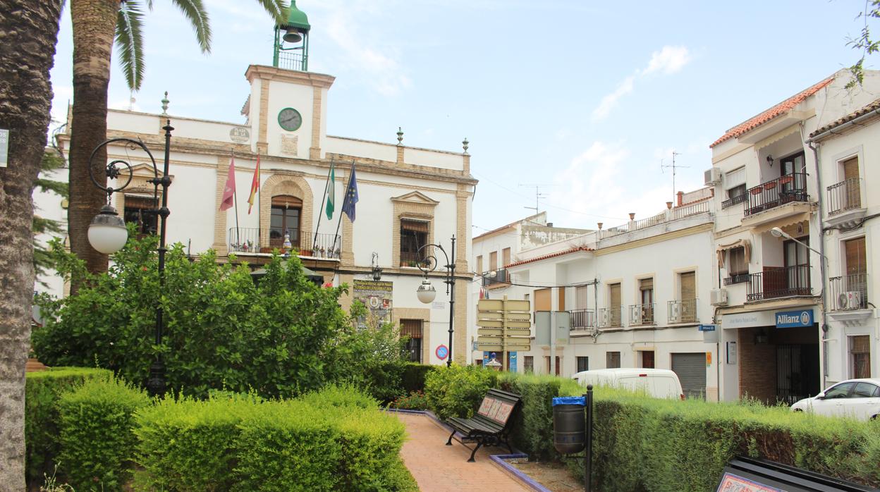 La plaza del Ayuntamiento de La Rambla, desierta en la jornada de ayer