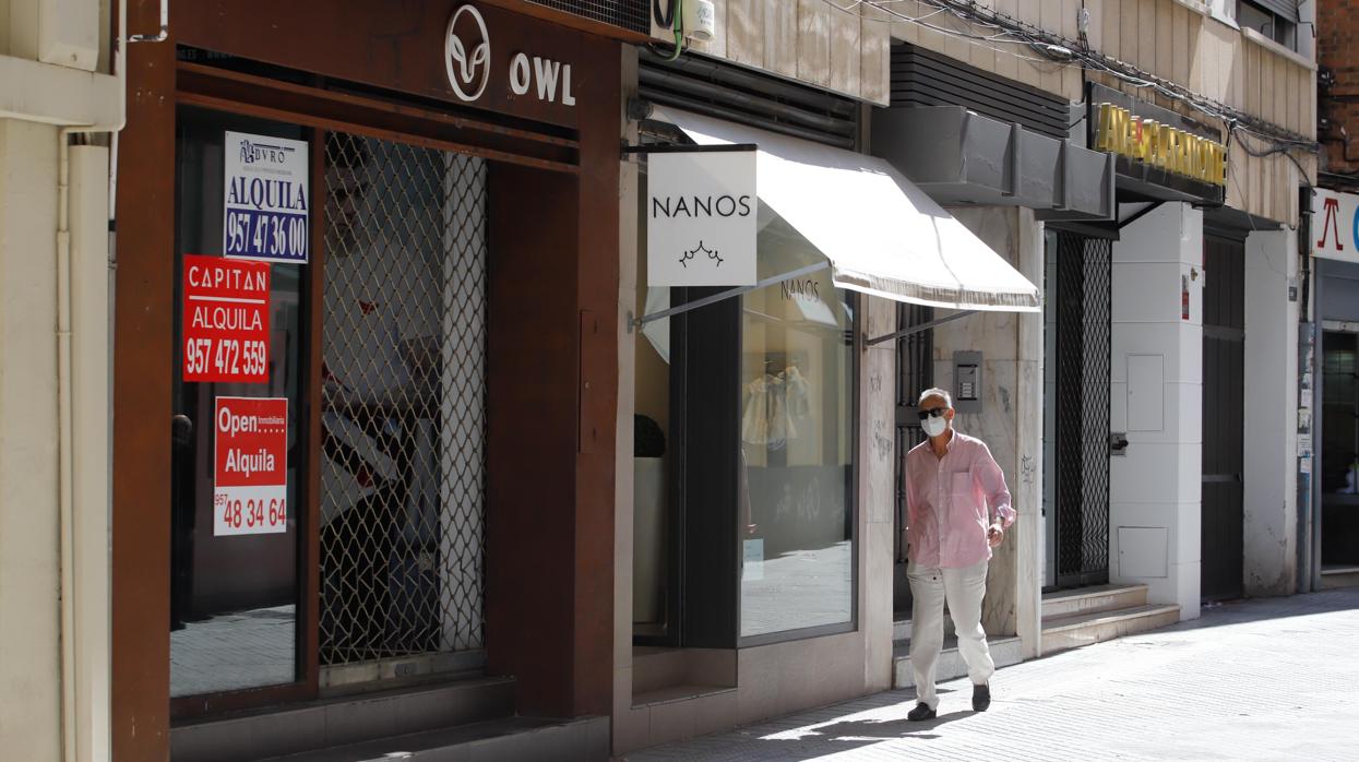 Un hombre pasa ante una local comercial del Centro de Córdoba en alquiler