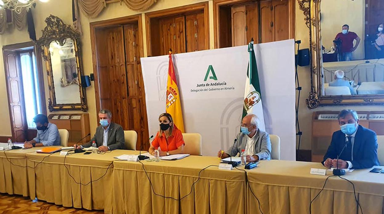 Imagen de la reunión mantenida entre la Junta, Gobierno, Diputación y ayuntamientos de la provincia.