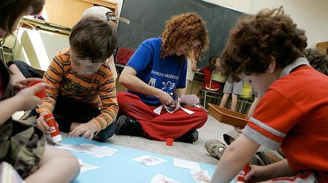 Alumnos en una clase de colegio